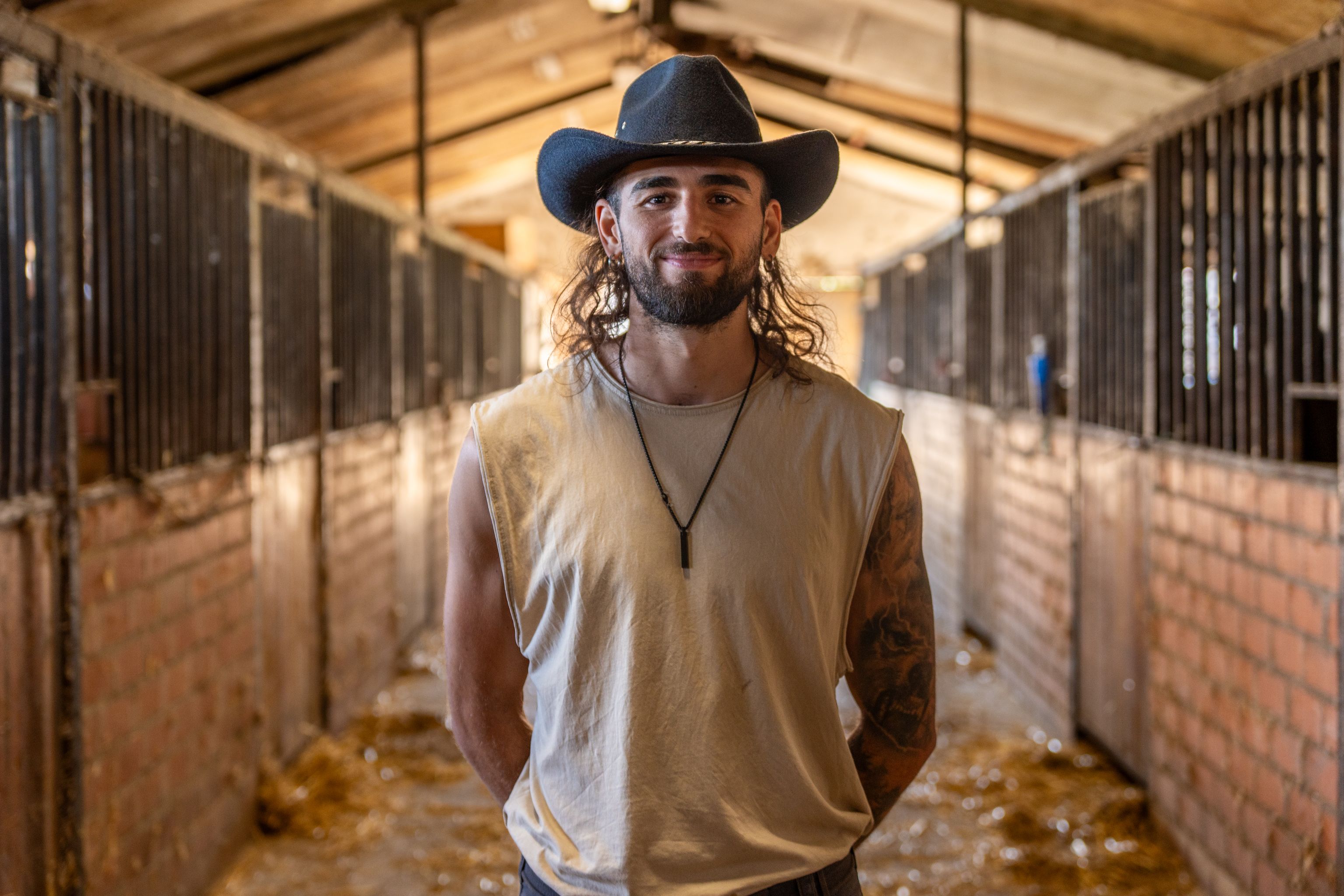 FOTO DE MARCOS EL HIPOTERAPEUTA EXPERTO EN CABALLOS